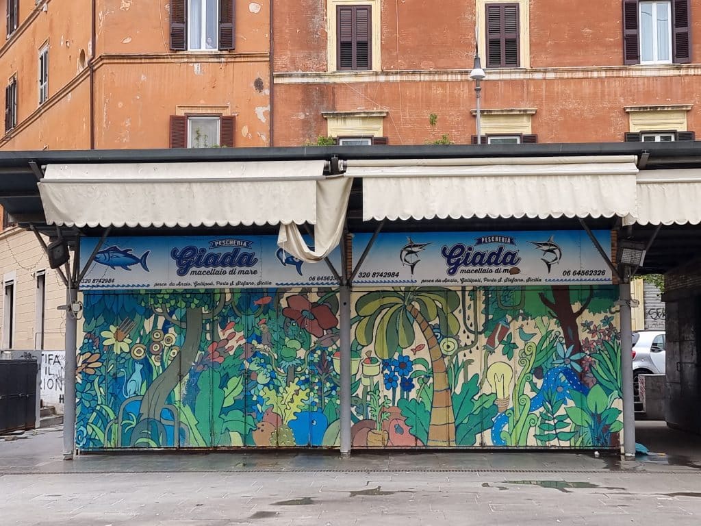 Street art: le saracinesce di piazza San Cosimato