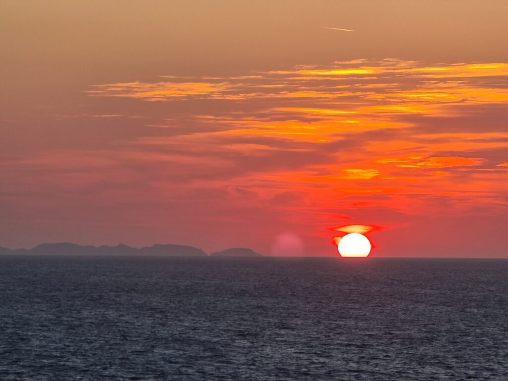 Ventotene: tramonto da Parata Grande e sullo sfondo Ponza