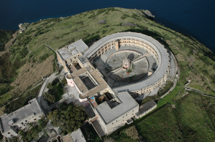 Il carcere borbonico sull'isola di S. Stefano con pianta a ferro di cavallo
