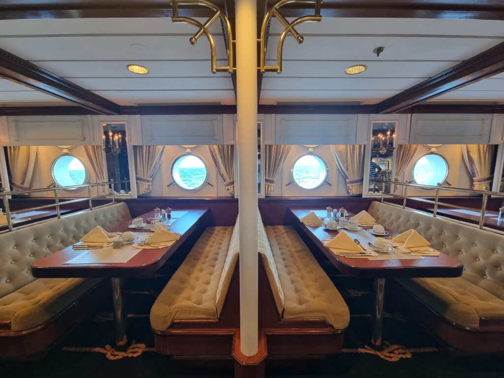 Star Flyer: la dining room ricorda l'Orient Express