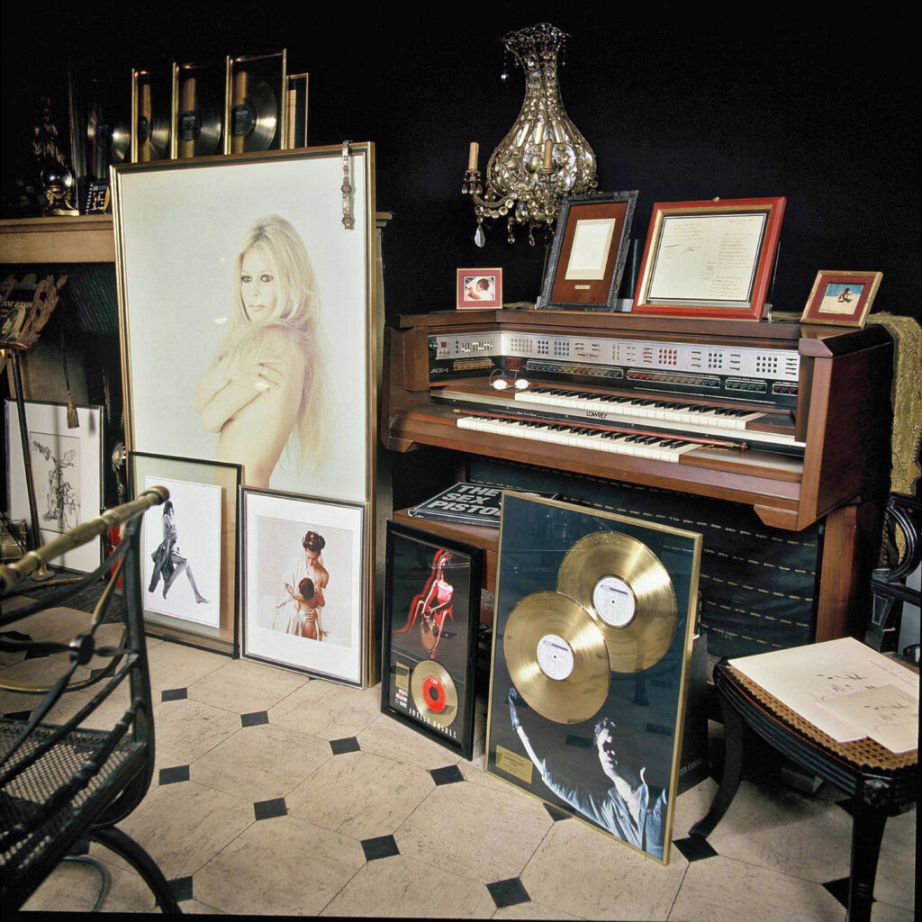 Il salone della Maison Gainsbourg: credits D1-Salon-Droite-Cheminee-©Pierre-Terrasson-1991-