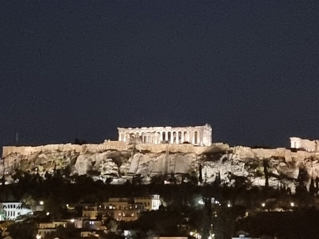 Il Partenone visto dal rooftop dell'Apollo Palm Hotel