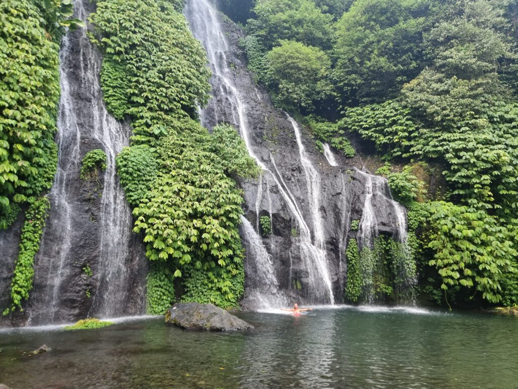 Bali: cascate Banyumala