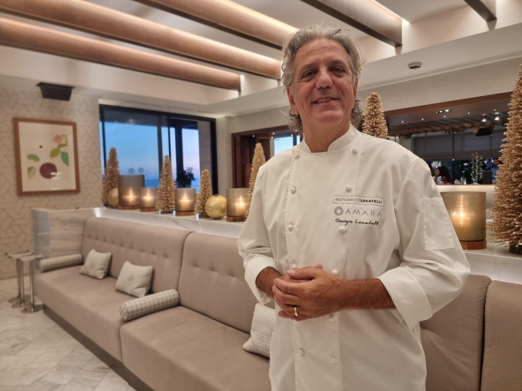 Lo chef Giorgio Locatelli nel suo ristorante all'Amara Hotel